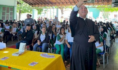 CETI Ubiracy Carvalho recebe apresentação do projeto “Biografia, Memória e Sociedade: Uma Leitura de Cordel”