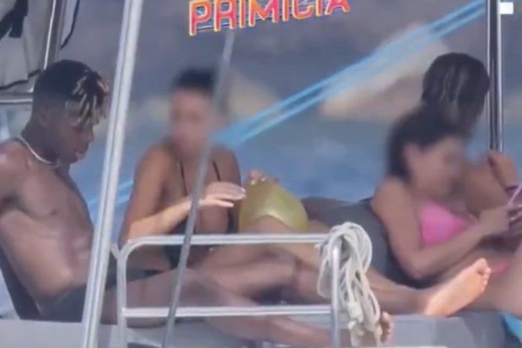 Nico Williams, campeão do mundo, é unfollow da namorada após flagra em barco​‌​