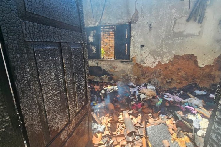 Incêndio destrói quarto em residência de Teresina; vizinhos atuam no combate às chamas​‌​