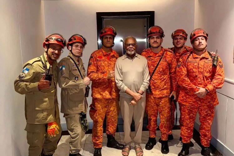 Gilberto Gil é resgatado após ficar preso em elevador no Rio​‌​