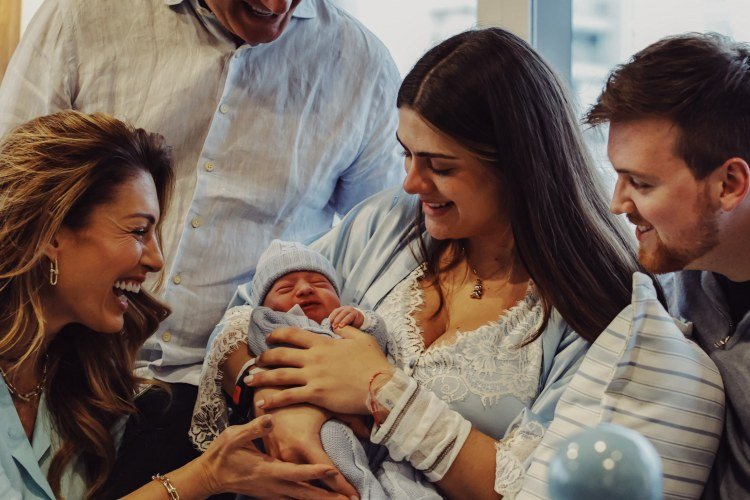 Elaine Mickely celebra o nascimento do neto Arthur com fotos emocionantes​‌​