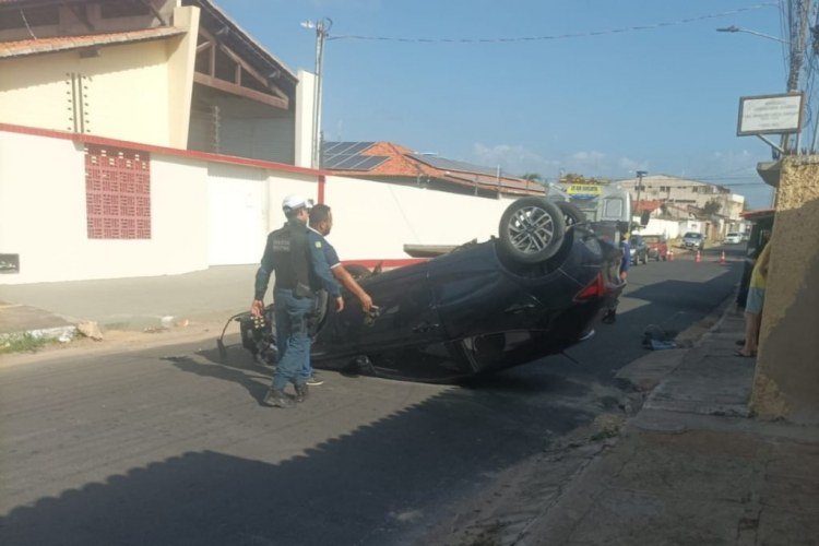 Carro capota após colisão em Parnaíba; ninguém se feriu​‌​