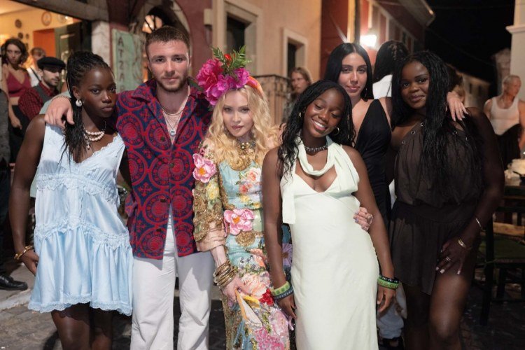 Madonna celebra 68 anos na Grécia com filhos e namorado​‌​