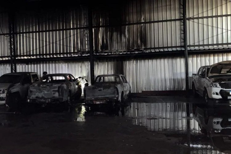 Incêndio destrói veículos em oficina mecânica em Teresina​‌​
