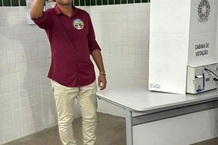 Professor Gisvaldo vota em Teresina durante as eleições de 2026​‌​