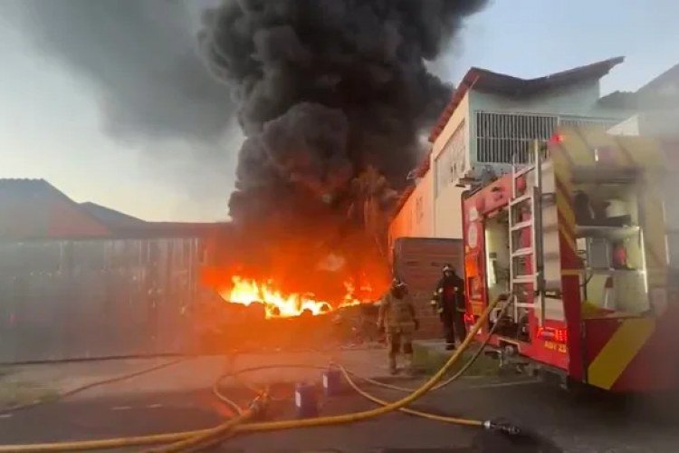 Incêndio em depósito de recicláveis assusta moradores na zona Sul de Teresina​‌​