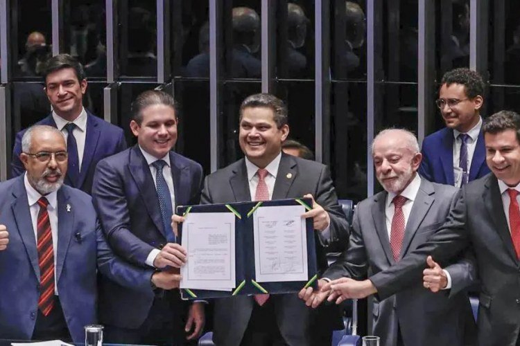 Congresso aprova emenda que elimina escala 6×1 e estabelece jornada de 40 horas semanais​‌​