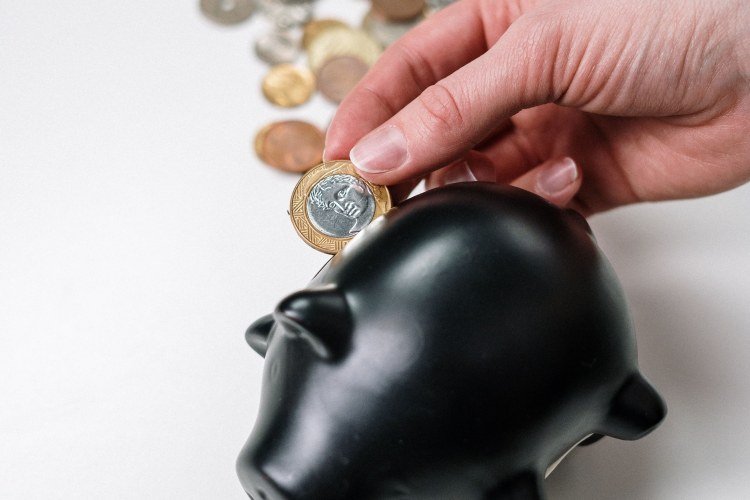 Borracheiro de Quixeramobim paga carro com milhares de moedas de R$ 1​‌​