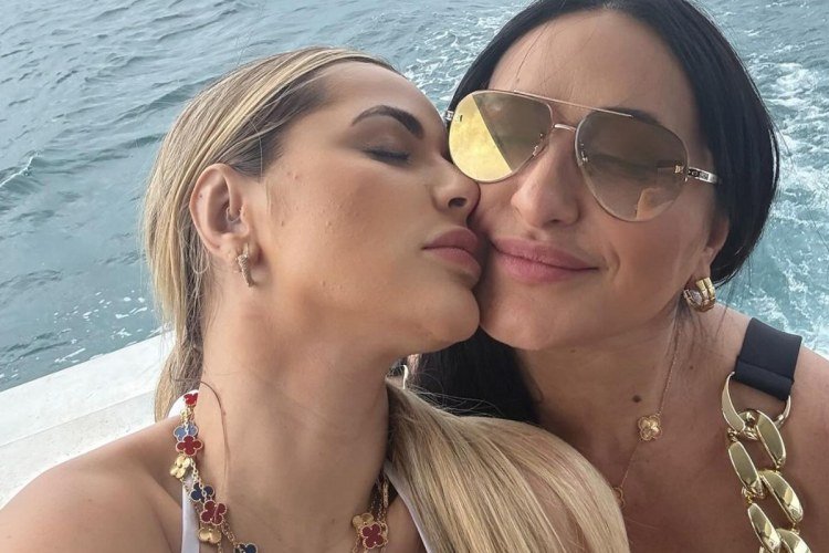 Mãe de Deolane responde críticas sobre neta e questiona: “Até onde vai o ódio?”​‌​