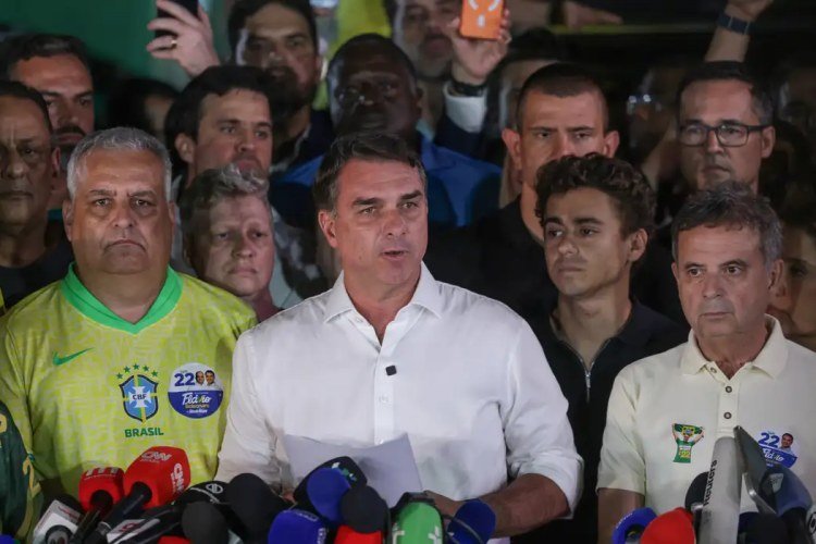 Flávio Bolsonaro contesta resultado das eleições e busca anulação do pleito​‌​