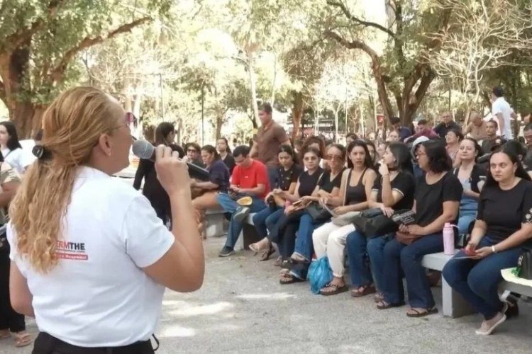 Auxiliares educacionais param atividades e exigem equiparação salarial em Teresina​‌​