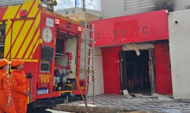 Curto-circuito provoca incêndio em loja de eventos no Centro de Teresina​‌​