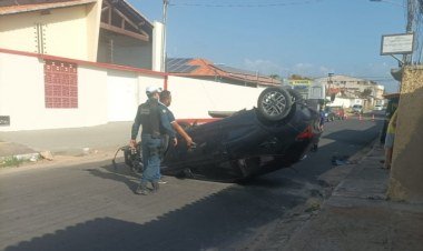 Carro capota após colisão em Parnaíba; ninguém se feriu​‌​