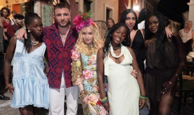 Madonna celebra 68 anos na Grécia com filhos e namorado​‌​