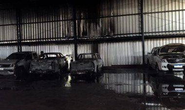 Incêndio destrói veículos em oficina mecânica em Teresina​‌​