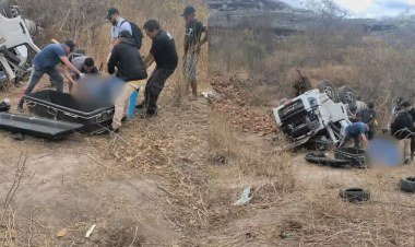 Caminhão tomba em Monsenhor Hipólito e motorista morre preso às ferragens​‌​