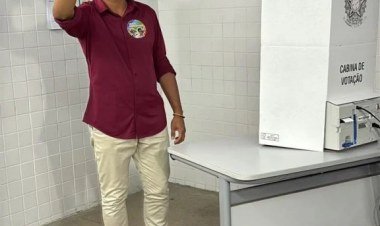Professor Gisvaldo vota em Teresina durante as eleições de 2026​‌​