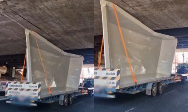 Caminhão com piscina fica preso sob a Ponte Juscelino Kubitschek em Teresina​‌​