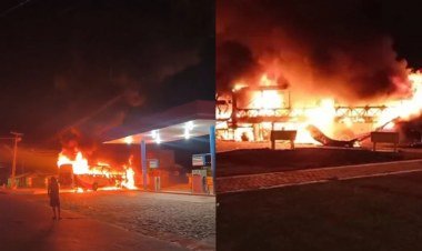 Ônibus pega fogo em Porto, Piauí, e populares controlam chamas​‌​