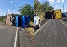 Caminhão tomba com carga de bois na Pi-110 após motorista perder controle​‌​