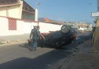 Carro capota após colisão em Parnaíba; ninguém se feriu​‌​